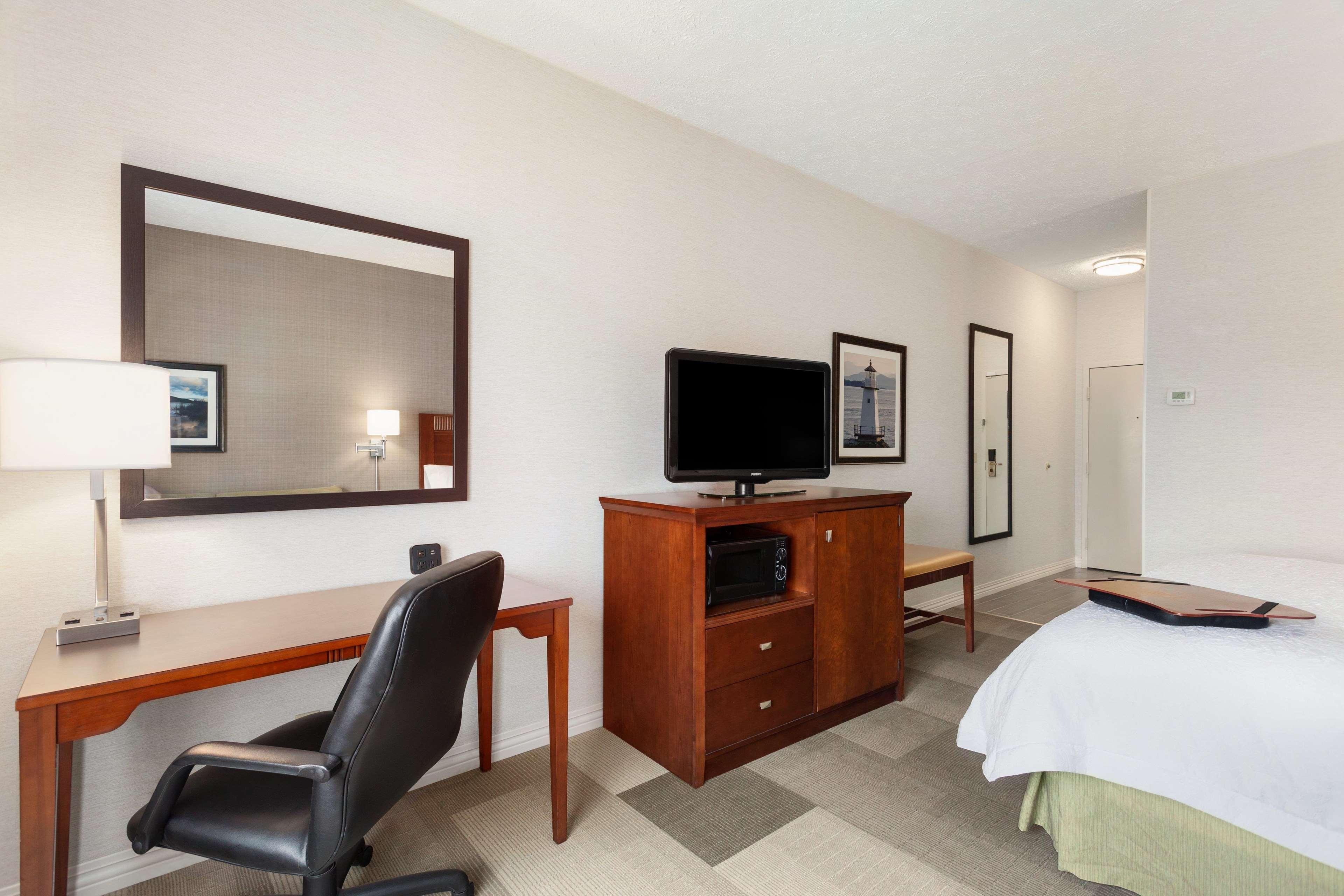 Hampton Inn Burlington - Colchester Экстерьер фото