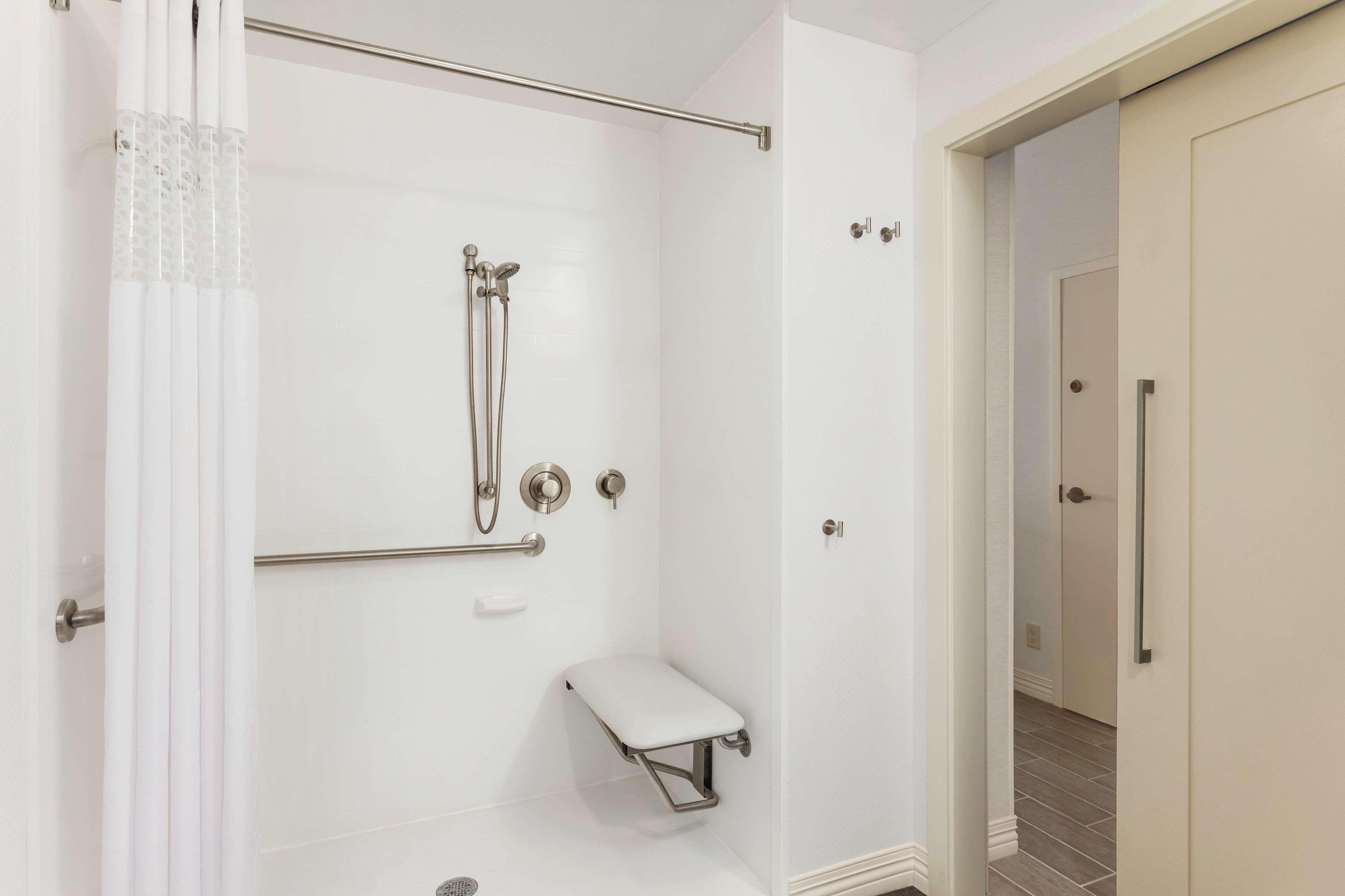 Hampton Inn Burlington - Colchester Экстерьер фото