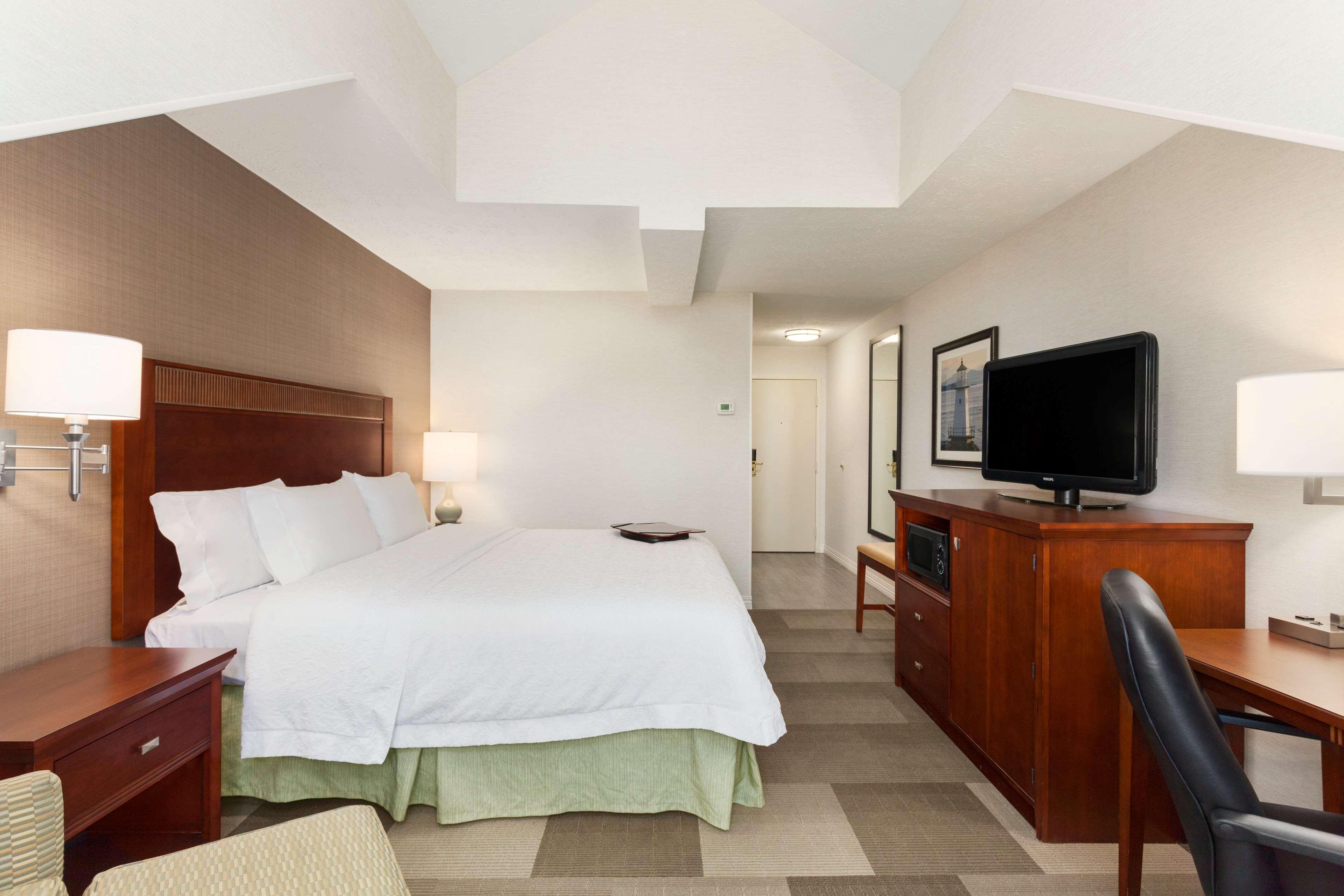 Hampton Inn Burlington - Colchester Экстерьер фото