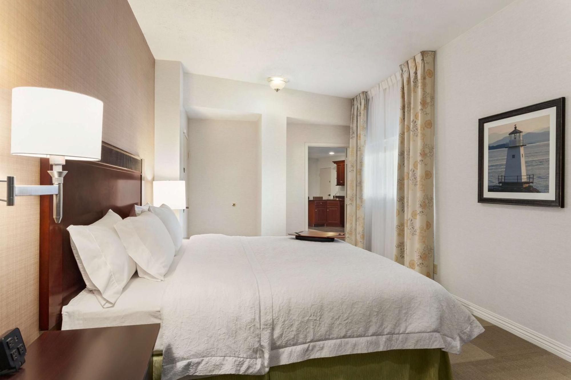 Hampton Inn Burlington - Colchester Экстерьер фото