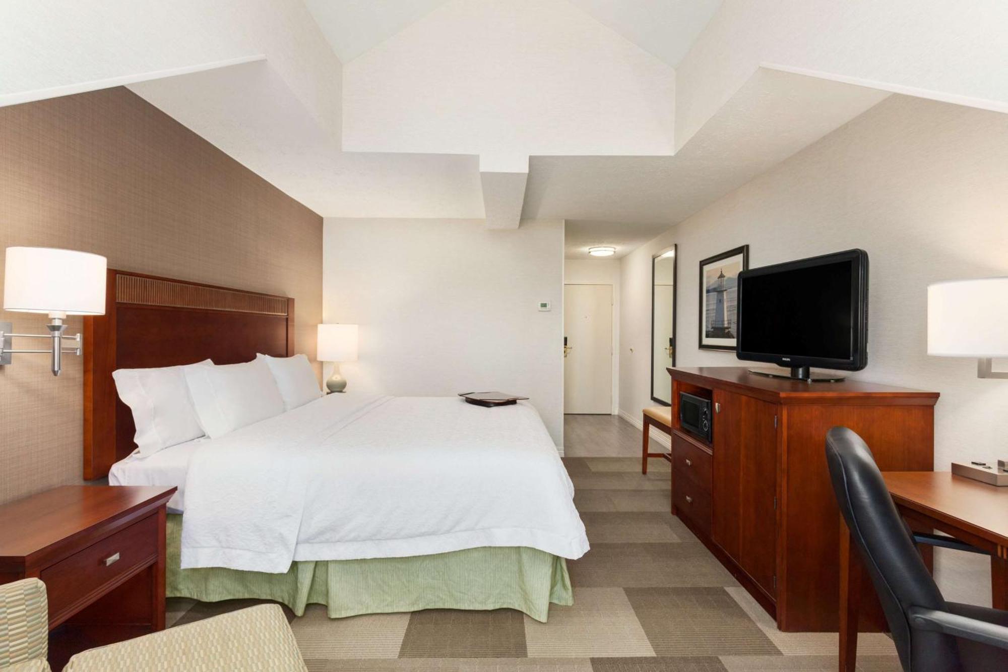 Hampton Inn Burlington - Colchester Экстерьер фото