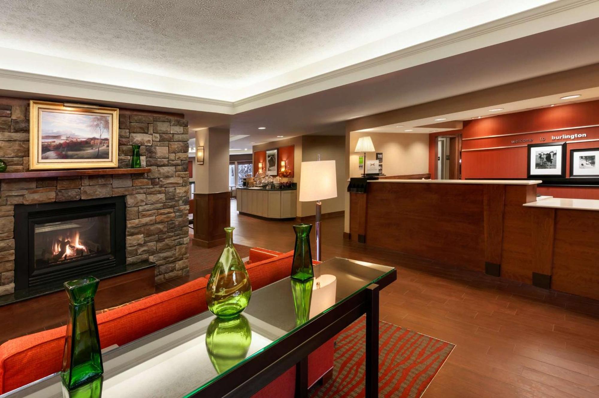 Hampton Inn Burlington - Colchester Экстерьер фото